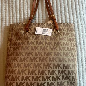 Hi there everyone i got this brand new never used michael kors large tote